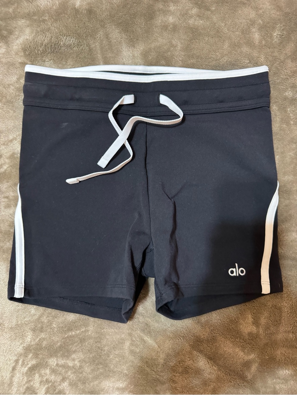 Alo Yoga Airbrush Shorts — black with Side Stripe, Size XS
High-waisted Airbrush